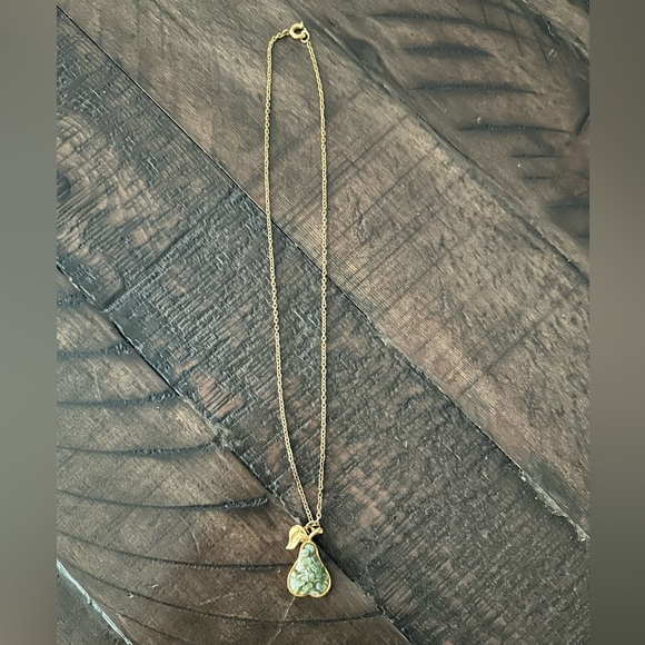 Beautiful jade stone pear necklace. - Picture 1 of 2